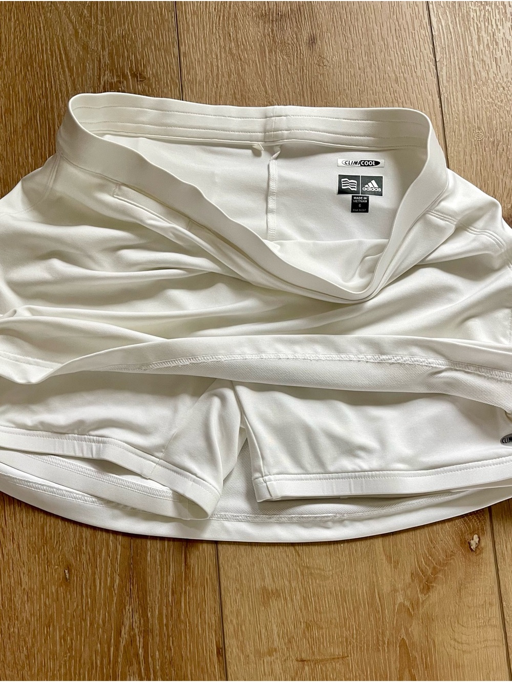 Like New Women’s Adidas ClimaCool Golf Skort Size 6 - Picture 3 of 4